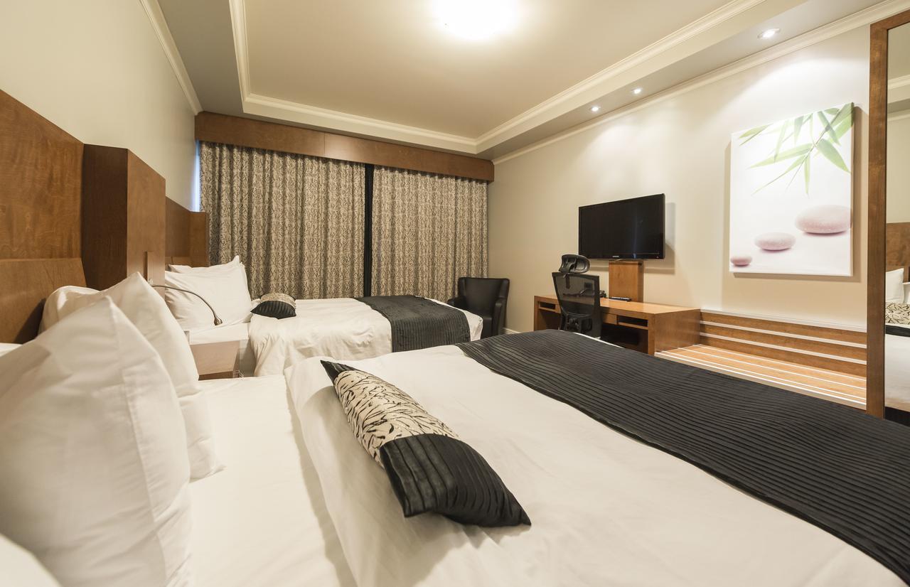 Hotel & Suites Le Dauphin ดรัมมอนวิลล์ ภายนอก รูปภาพ
